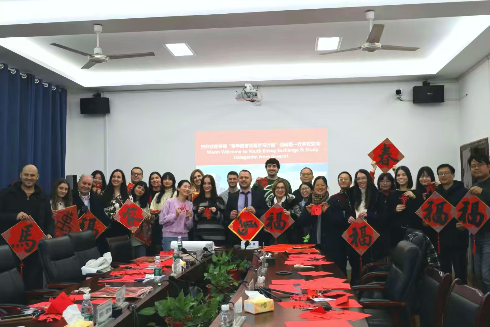 中希青年共書“友誼萬歲”，剪紙傳情迎新春——外國(guó)語學(xué)院希臘師生訪學(xué)團(tuán)文化交流活動(dòng)紀(jì)實(shí)